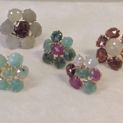 Anelli fiore con pietre irregolari