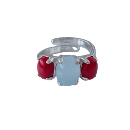 Anello con tre pietre idrotermali e pasta di corallo, Taglio cabochon