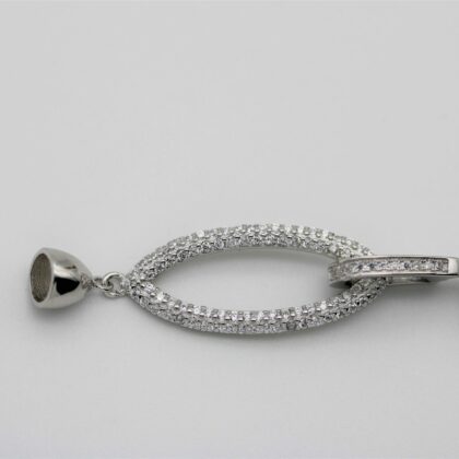 Chiusura ovale con zirconi