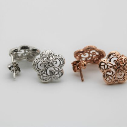 Orecchini a perno lavorati