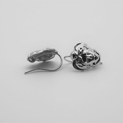 Orecchini a monachella con volto di medusa