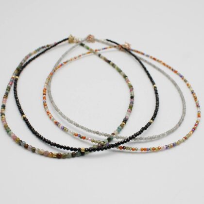 Collane girocollo con pietre naturali