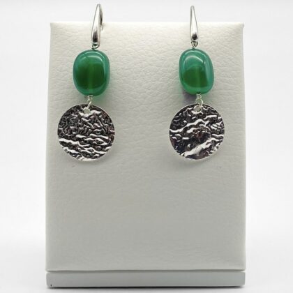 Long earrings with smooth stones and silver medal