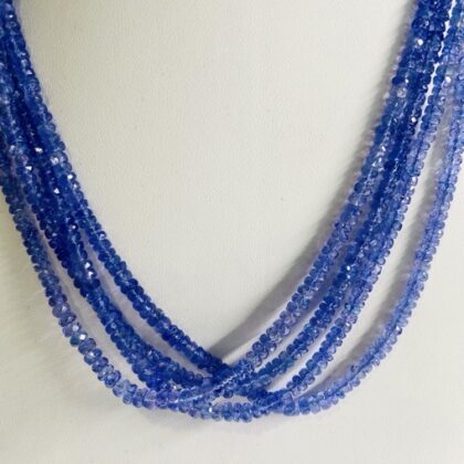 Filo di tanzanite naturale